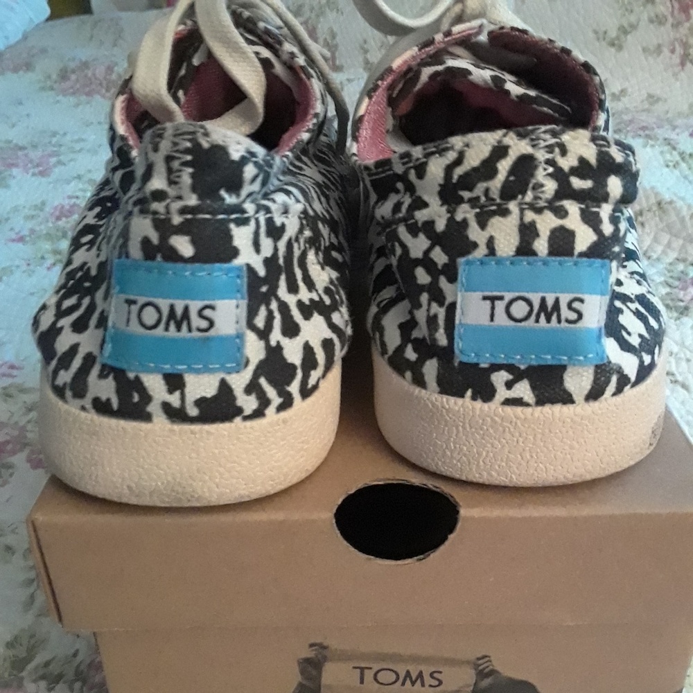 Toms lace up tennis